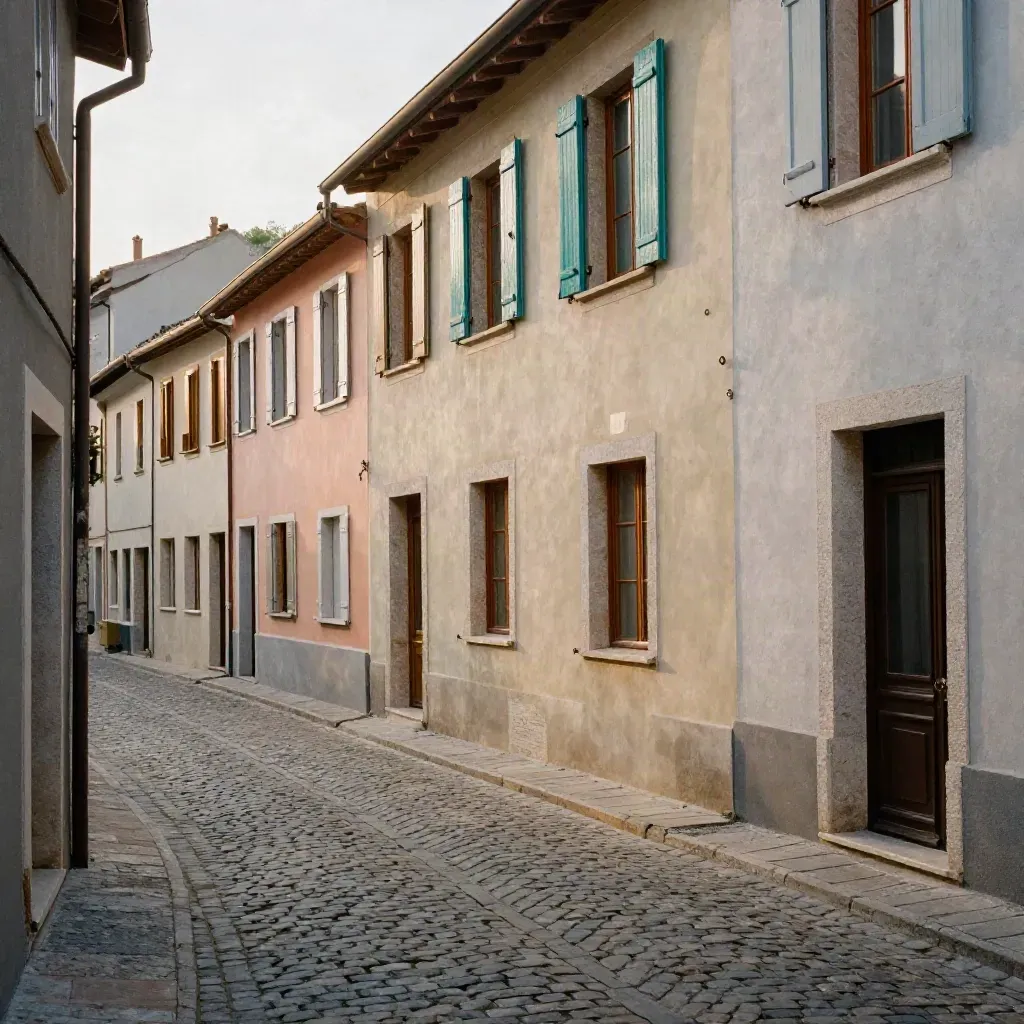 Ruhige Altstadtgasse bei Blauer Stunde mit leuchtenden Fenstern und Kopfsteinpflaster.